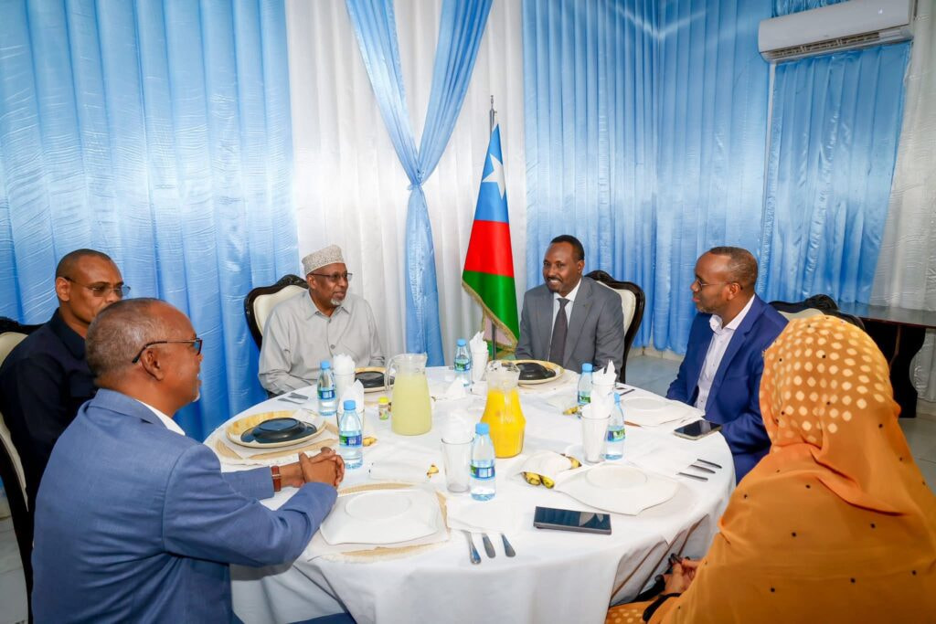 Hoggaamiyaha K/Galbeed oo kulan xog-wareysi ah la qaatay Odayaasha Dhaqanka