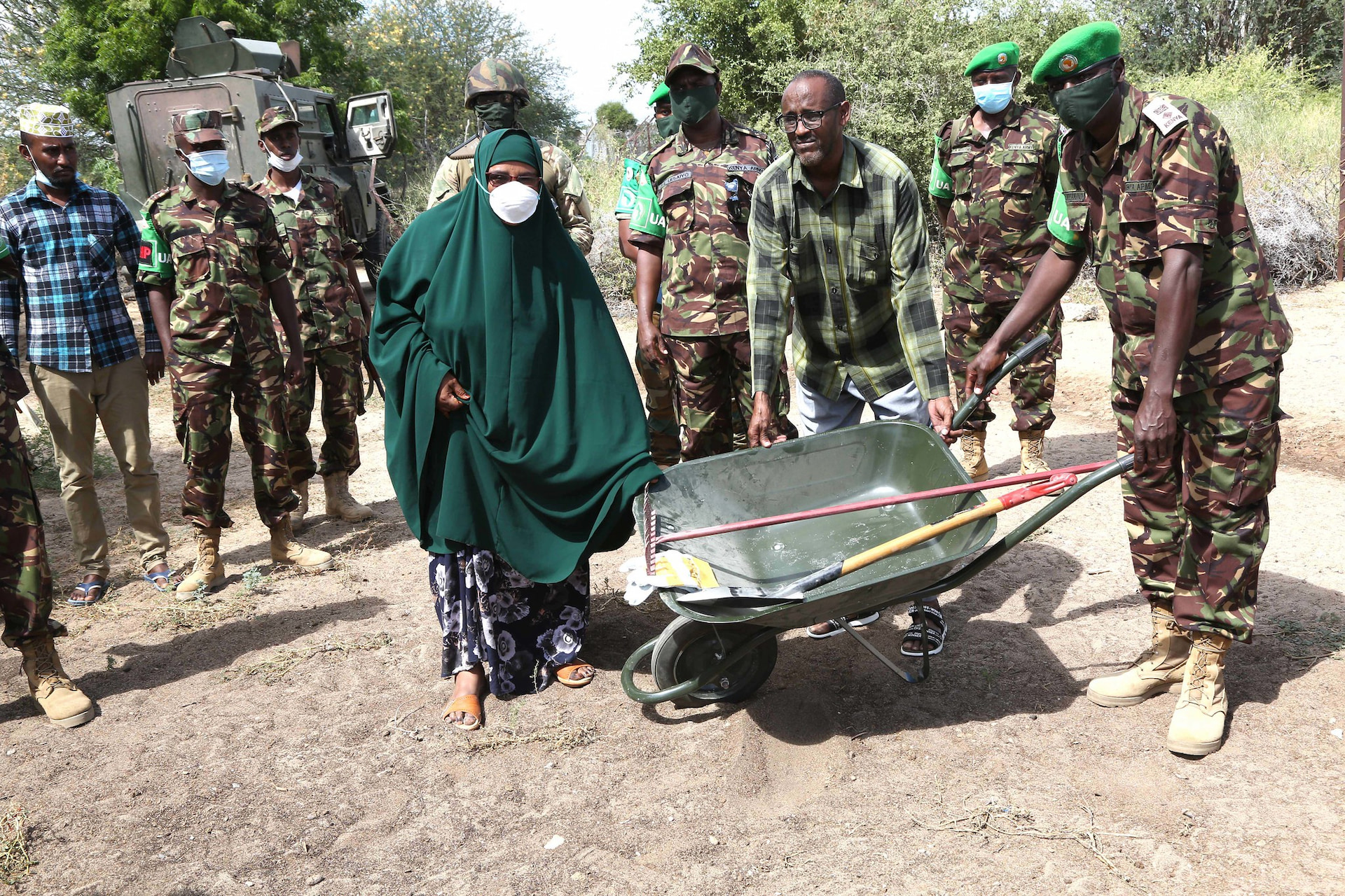 AMISOM donates equipment to women’s groups in Dhobley