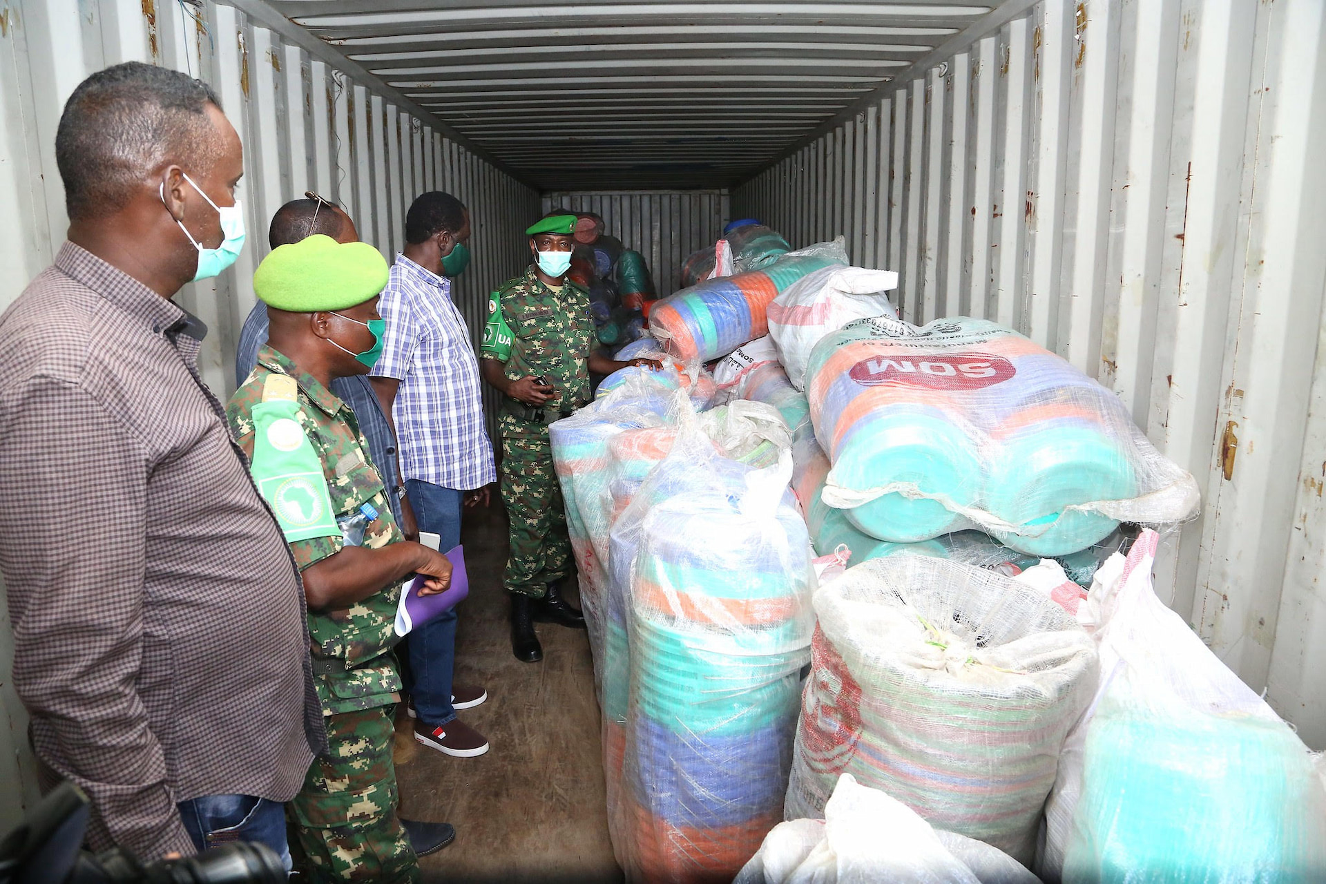 AMISOM troops donate to communities in HirShabelle