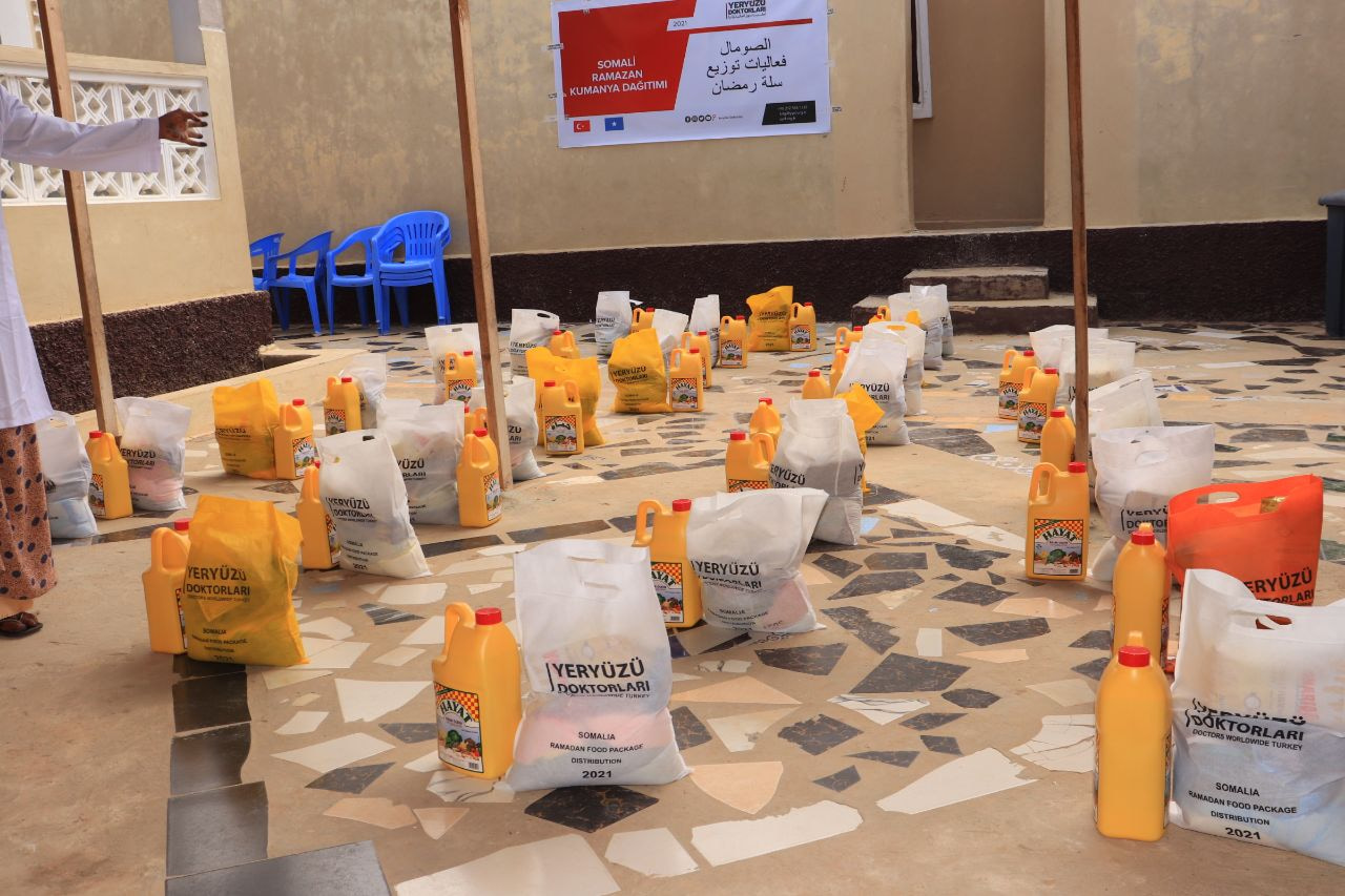 Somalia: Turkish charity gives food aid to 900 families