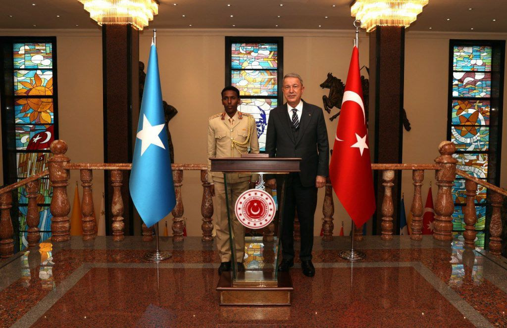 Turkish defense minister meets Somali army chief