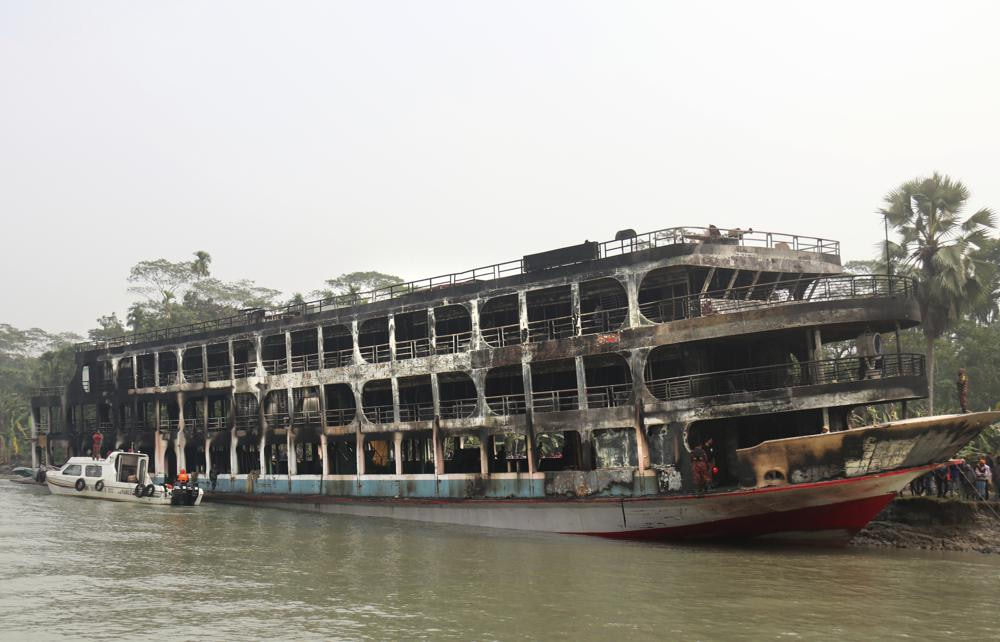 39 dead and 70 injured in a ferry fire in Bangladesh