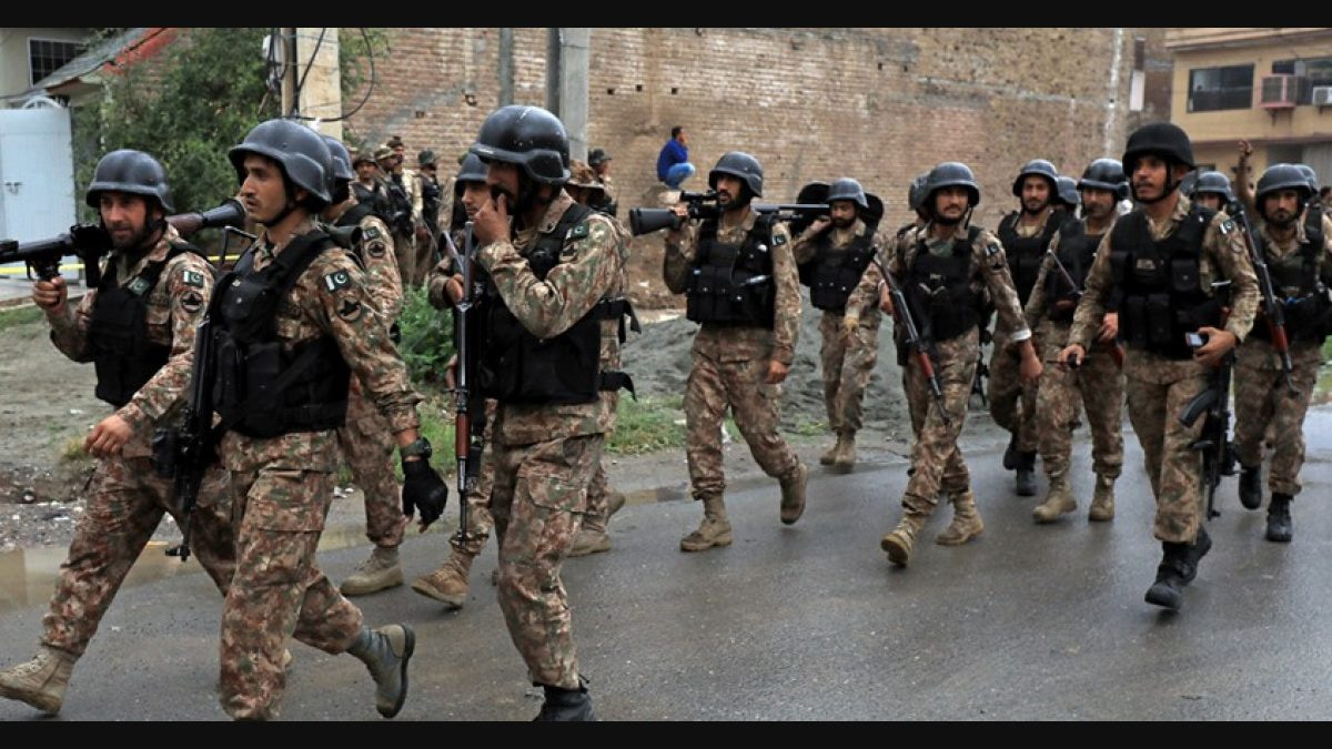 4 soldiers and 2 insurgents killed in a raid by Pakistani military