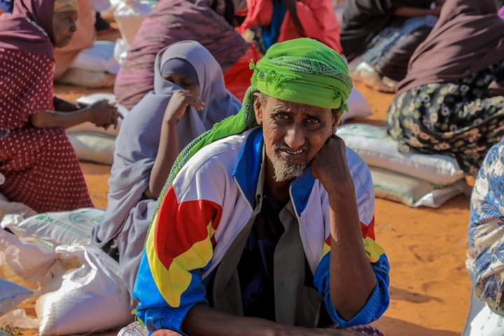 Jubaland State distributes food to 3,700 families displaced by the drought