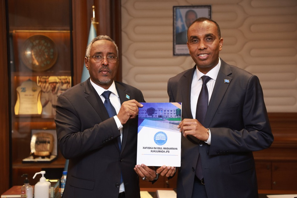 PM Hamza receives the working plans of 2023 from 2 Ministries and the Chairman of the Central Bank