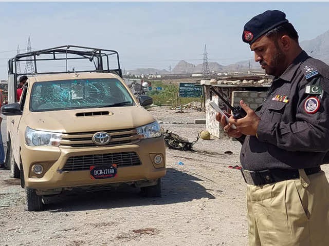 4 policemen killed and 4 others wounded at a police station in Pakistan