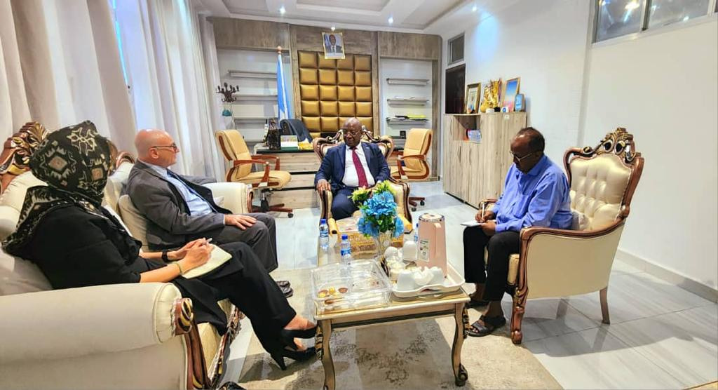 Minister of Information holds a farewell meeting for UNDP representative to Somalia