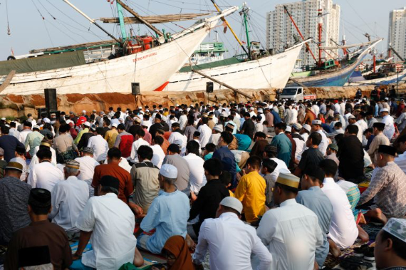 Muslims celebrate Eid Al-Fitr without COVID-19 restrictions with their loved ones