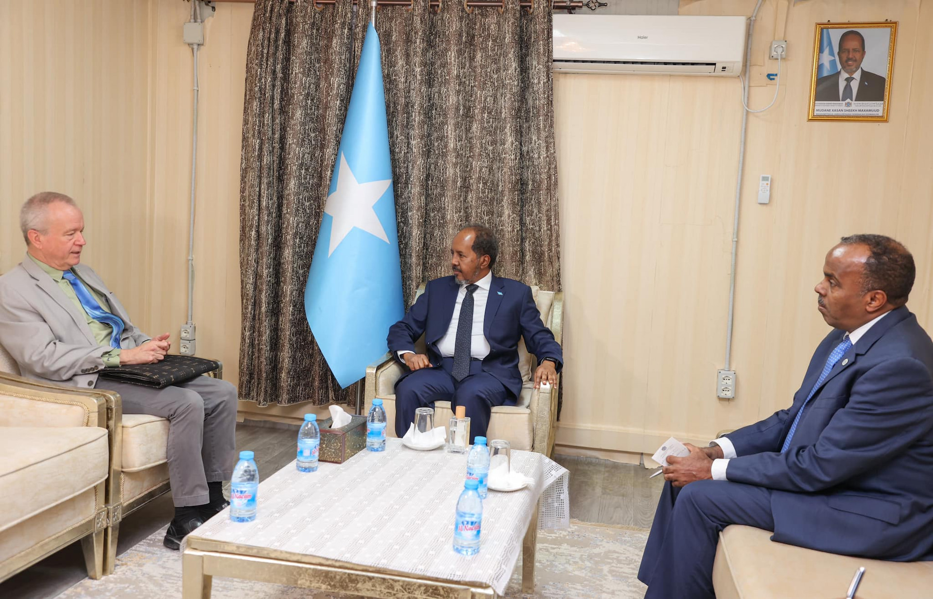 Somali President holds a farewell meeting for former US Ambassador
