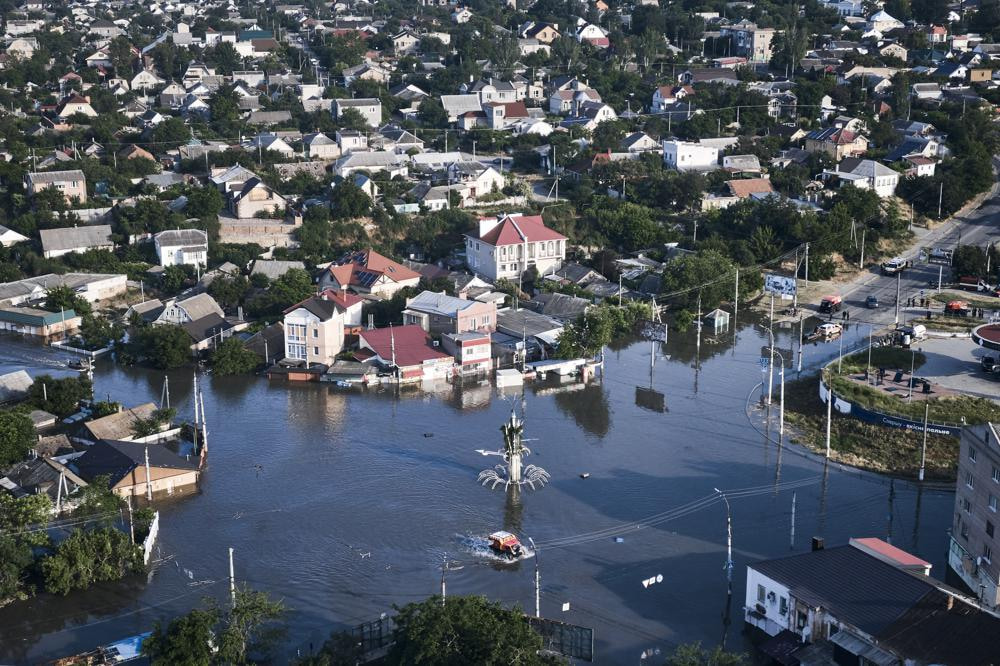 Flooding from dam break strands hundreds and leaves thousands with no drinking water in Ukraine