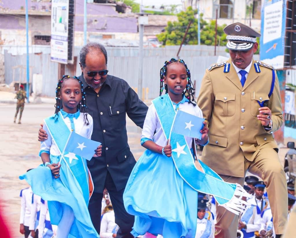 President Hassan Sheikh lays the wreath at the Daljirka Dahsoon monument
