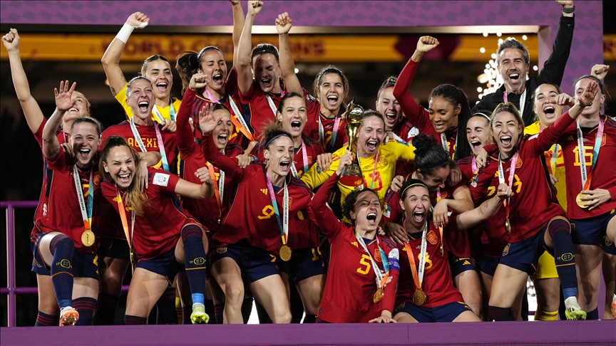 Spain team quits as federation boss refuses to resign in kiss scandal