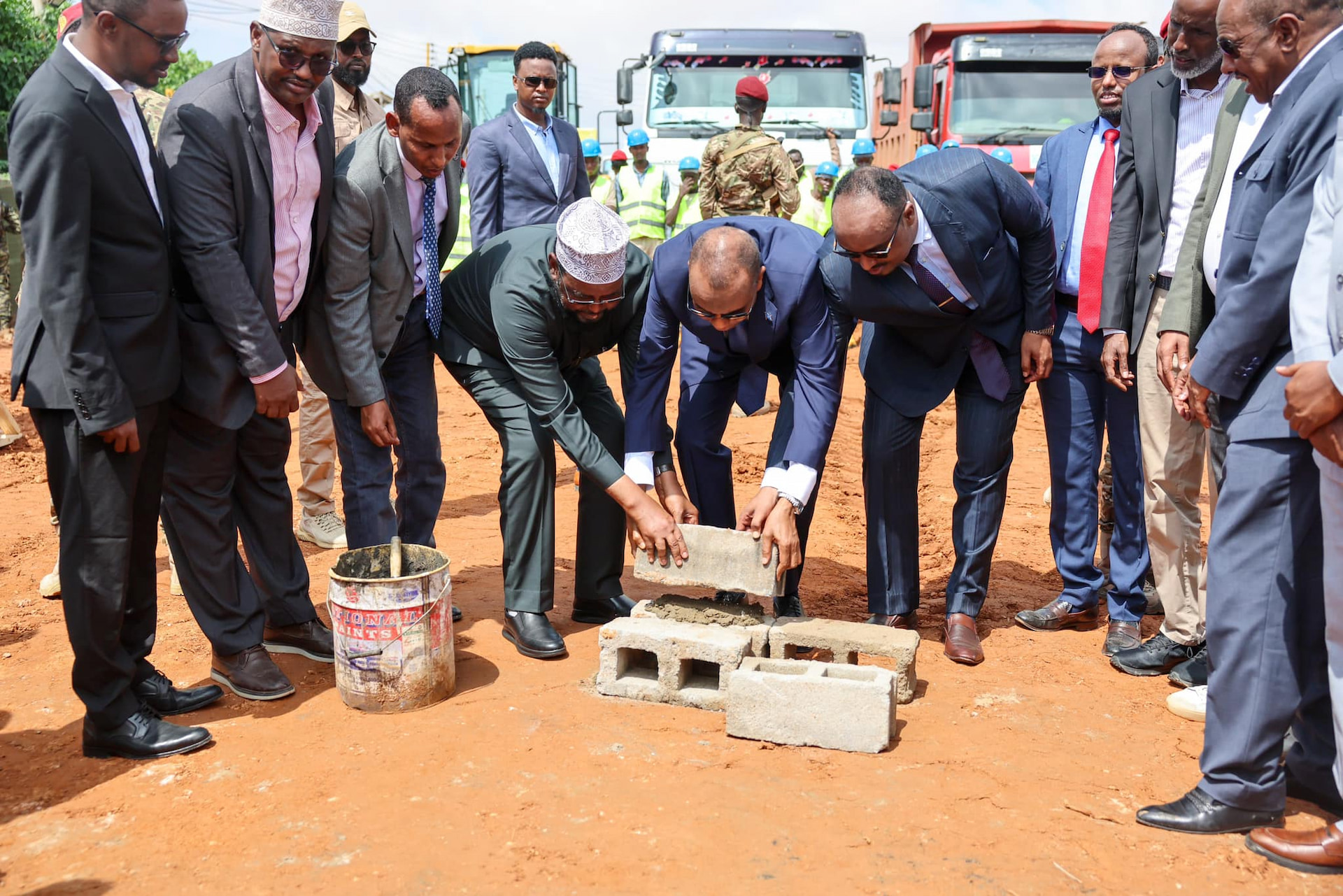 Prime Minster Hamza lays the foundation stone for a road in Kismayo