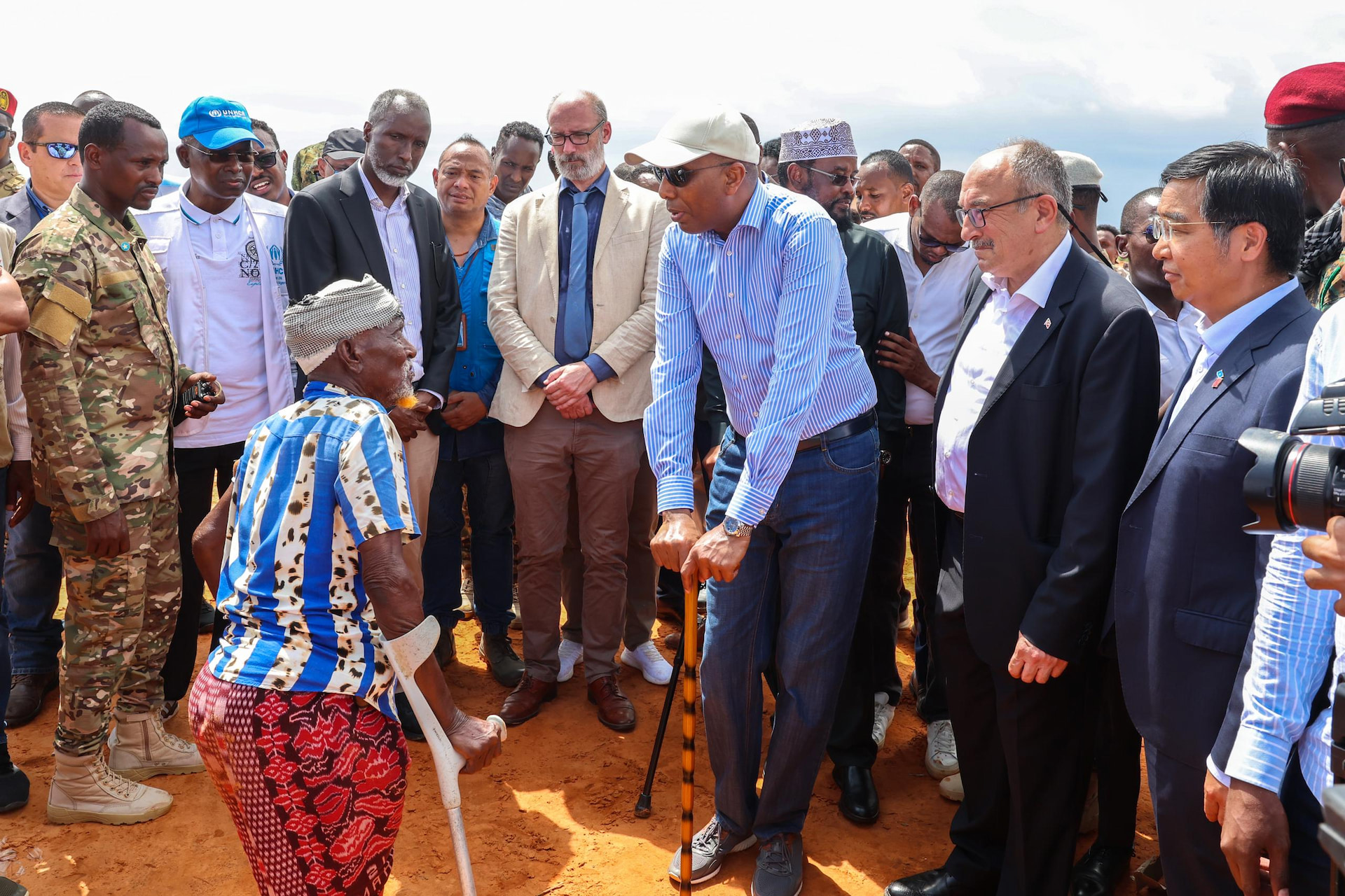 PM Hamza, Ambassadors of Turkey, China, UNSG visit the displaced people in Kismayo