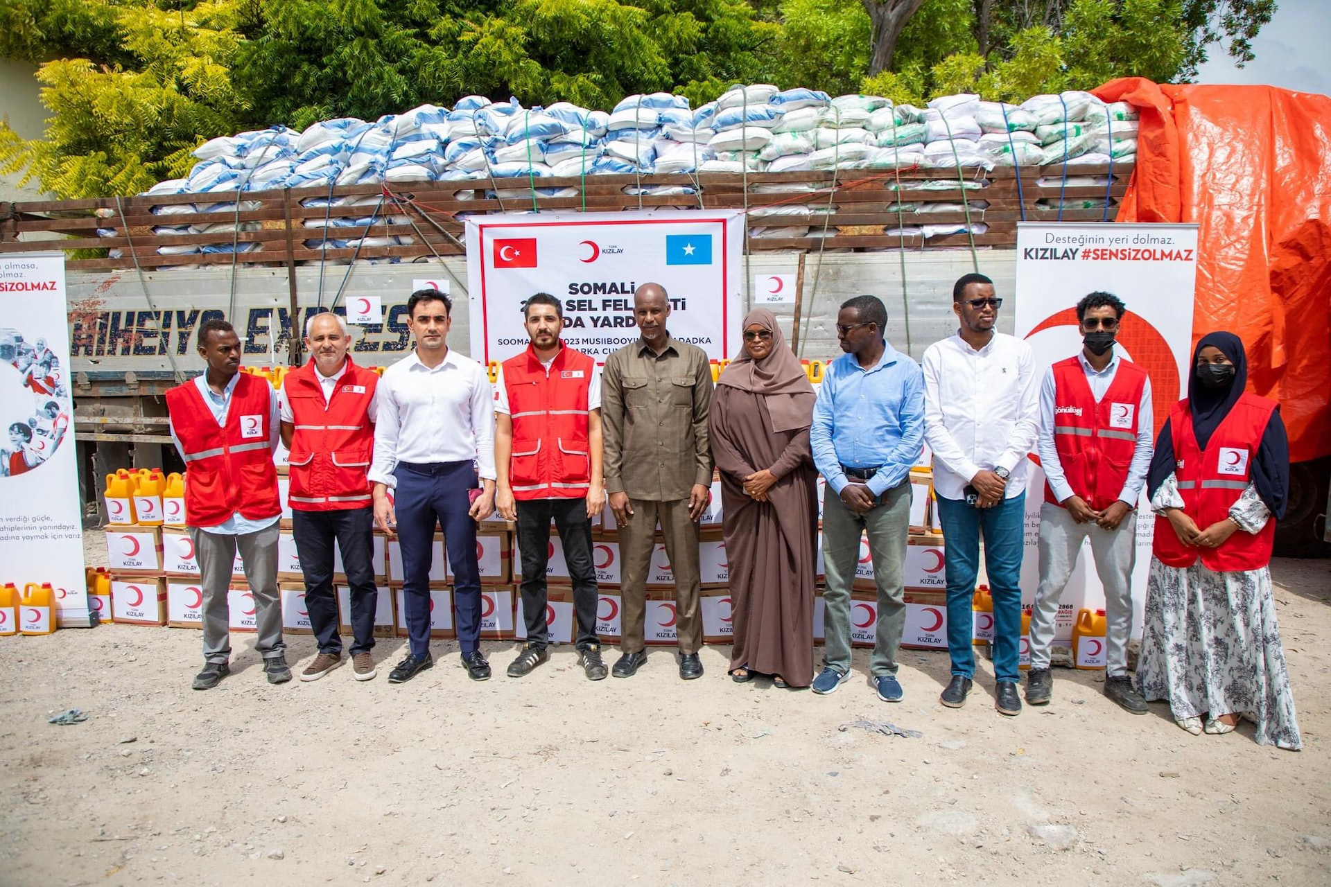 Deputy Commissioner of SoDMA receives relief aid from the Turkish Red Crescent