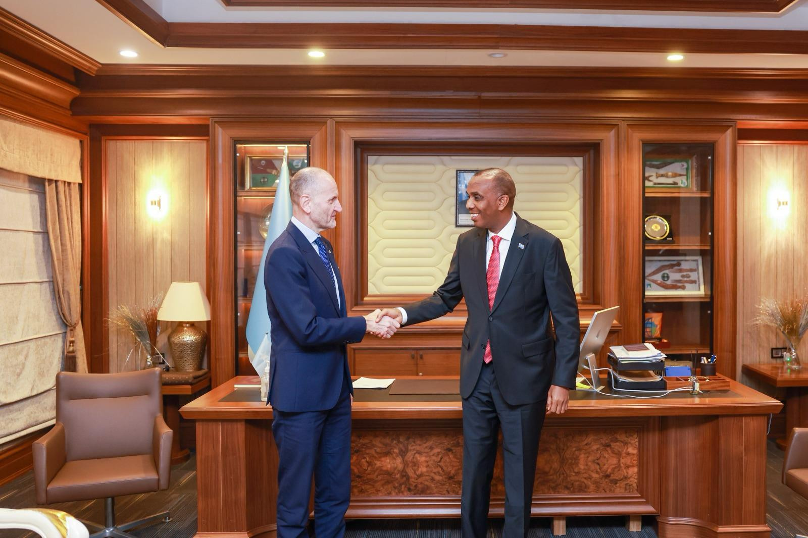 Prime Minister Hamza and UK envoy discuss how to strengthen bilateral relations