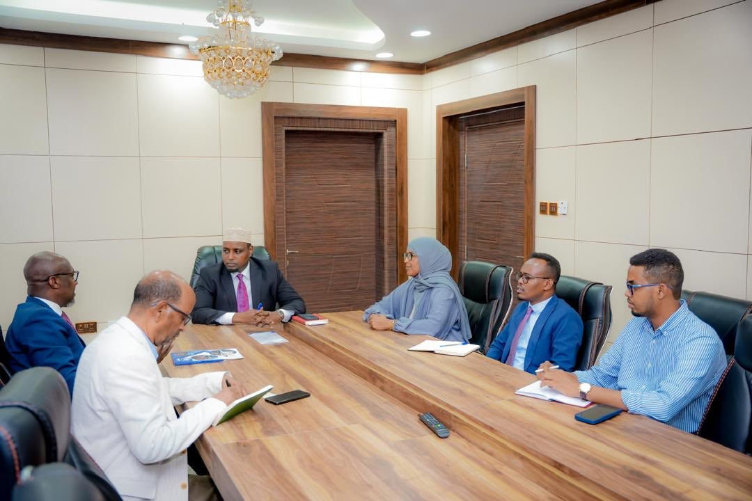 Minister of Planning meets representative from the UNHCR in Somalia
