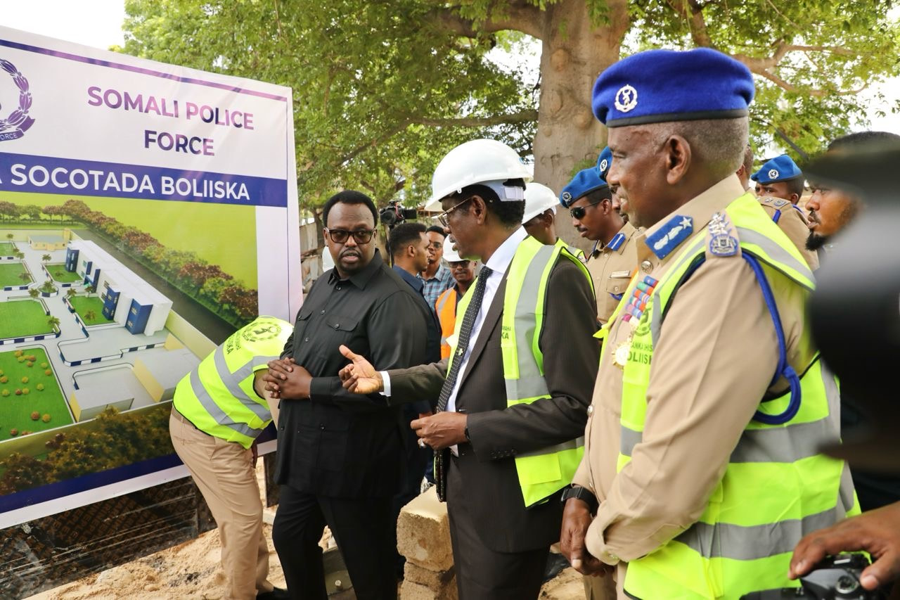 Deputy PM lays foundation stone for new police transit center in Mogadishu