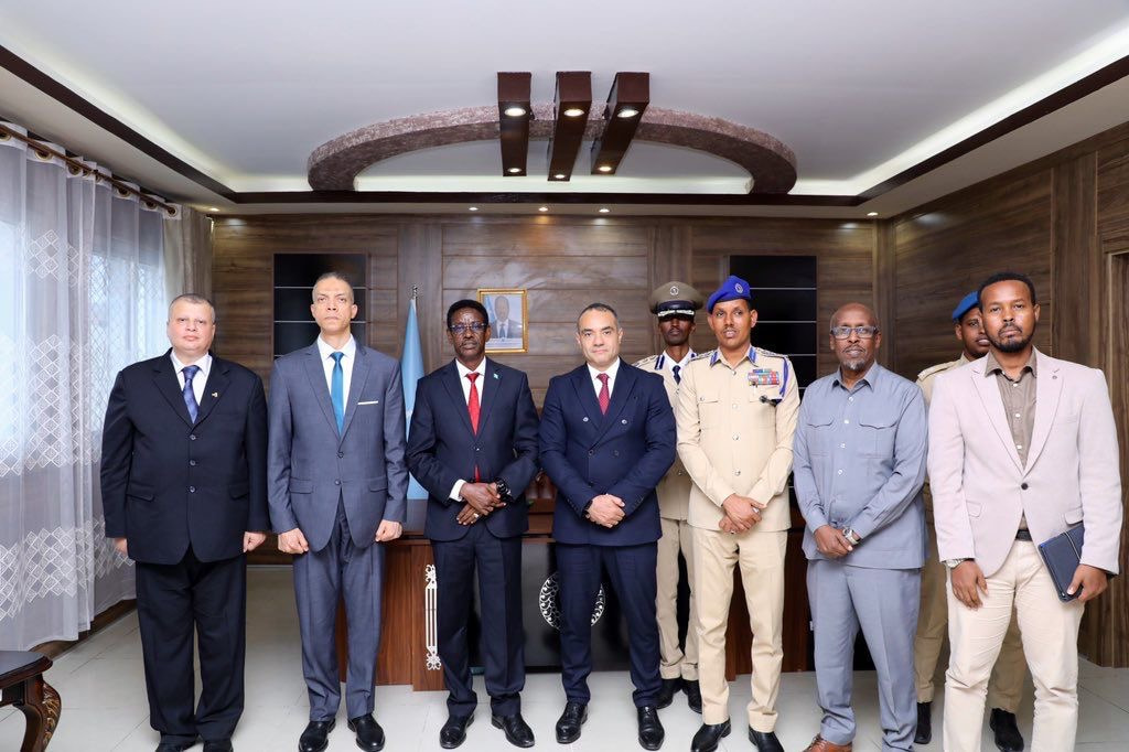 Internal Security Minister meets Egyptian Police Officers in Mogadishu