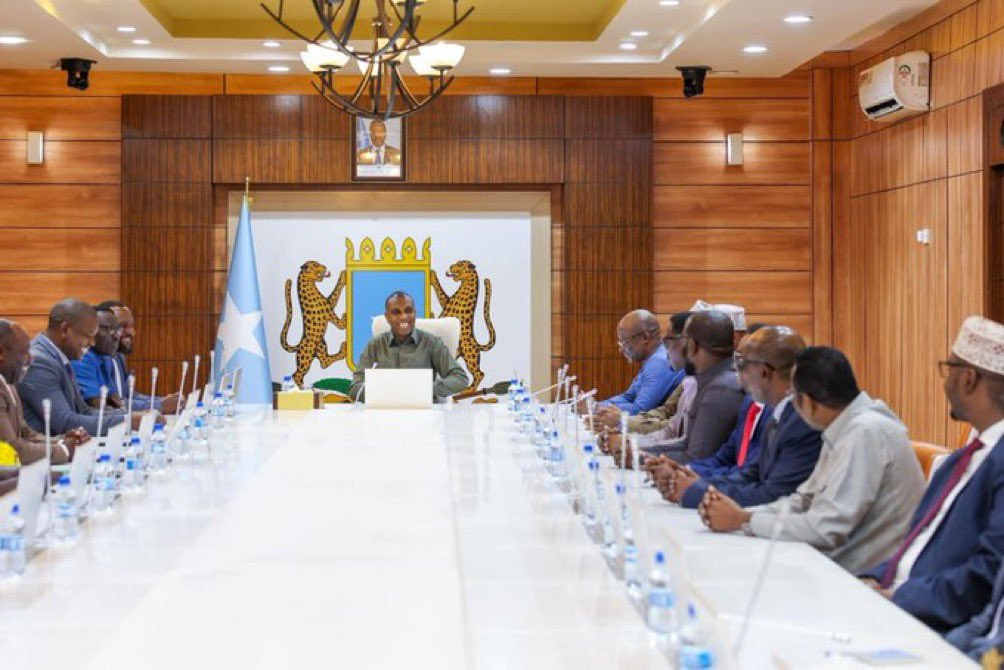 Prime Minister Hamza meets a delegation from the EAC’s Parliament