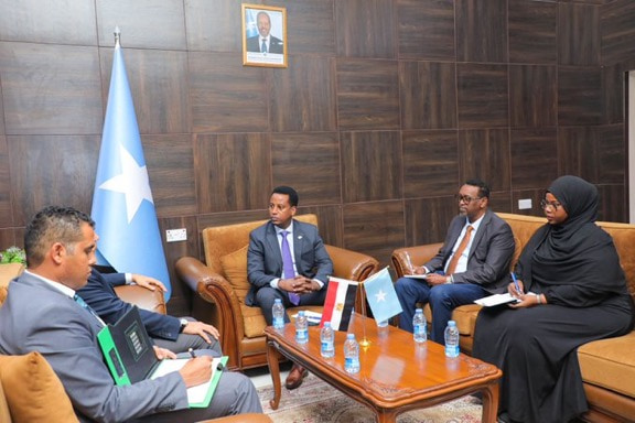Deputy Minister of Foreign Affairs receives Egyptian Ambassador to Somalia