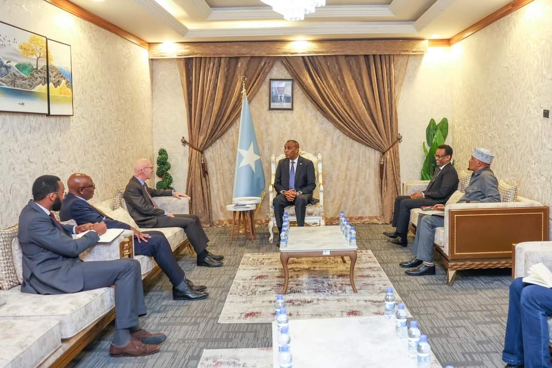 Prime Minister Hamza receives the Acting Special UN Representative to Somalia