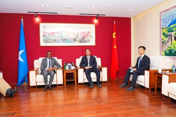 Commissioner of SoDMA meets the Chinese Charge d'affaires in Mogadishu