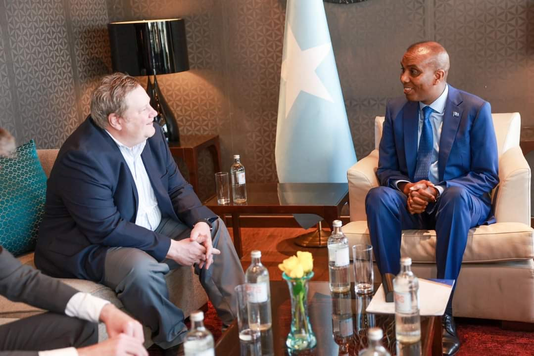PM Hamza engages in a discussion with US Special Envoy to the Horn of Africa
