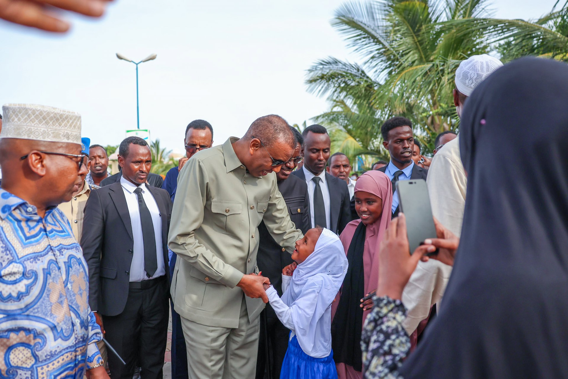 Prime Minister Hamza spends some time with Somali people in Banadir region