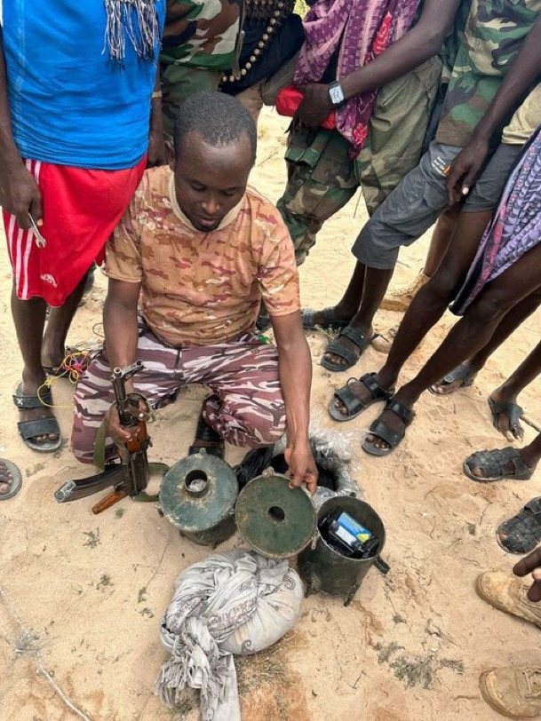 Somali National Army clear mines in the area between Masagaway and Barak-Sheikh Amir
