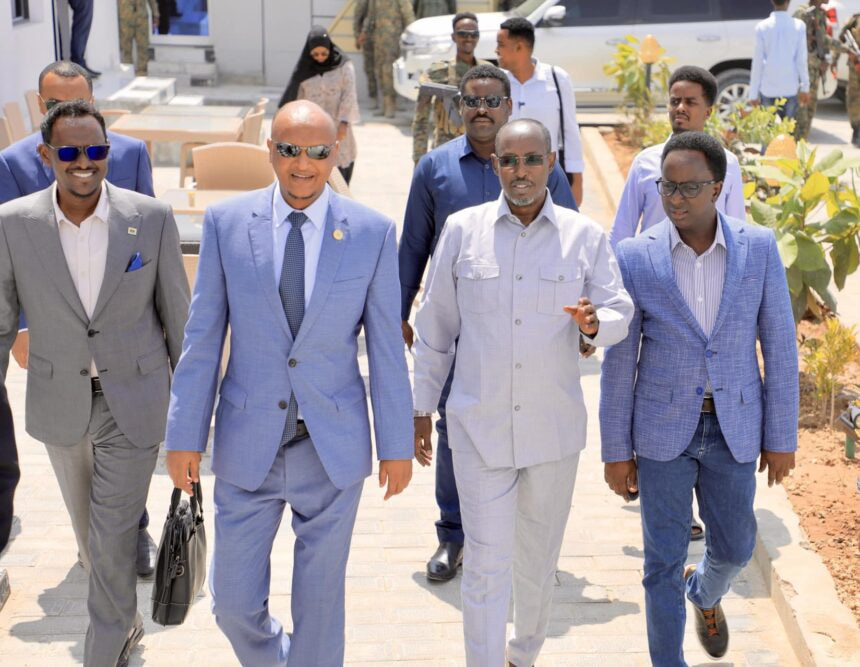 Governor of Banadir Region Meets with Parliamentary Interim Committee on National Elections Act