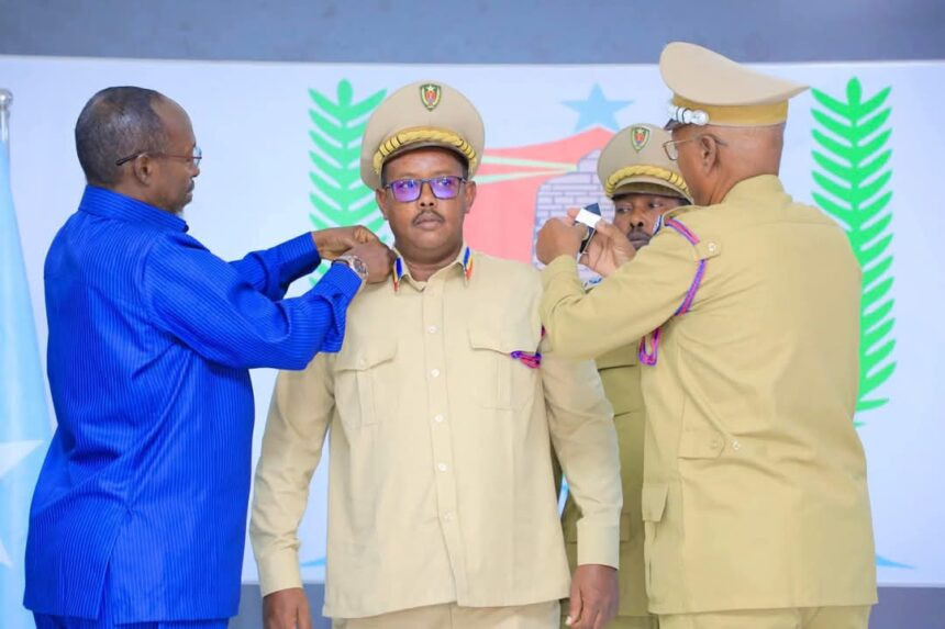 Mogadishu Mayor Promotes Municipal Police Officers in Ceremony