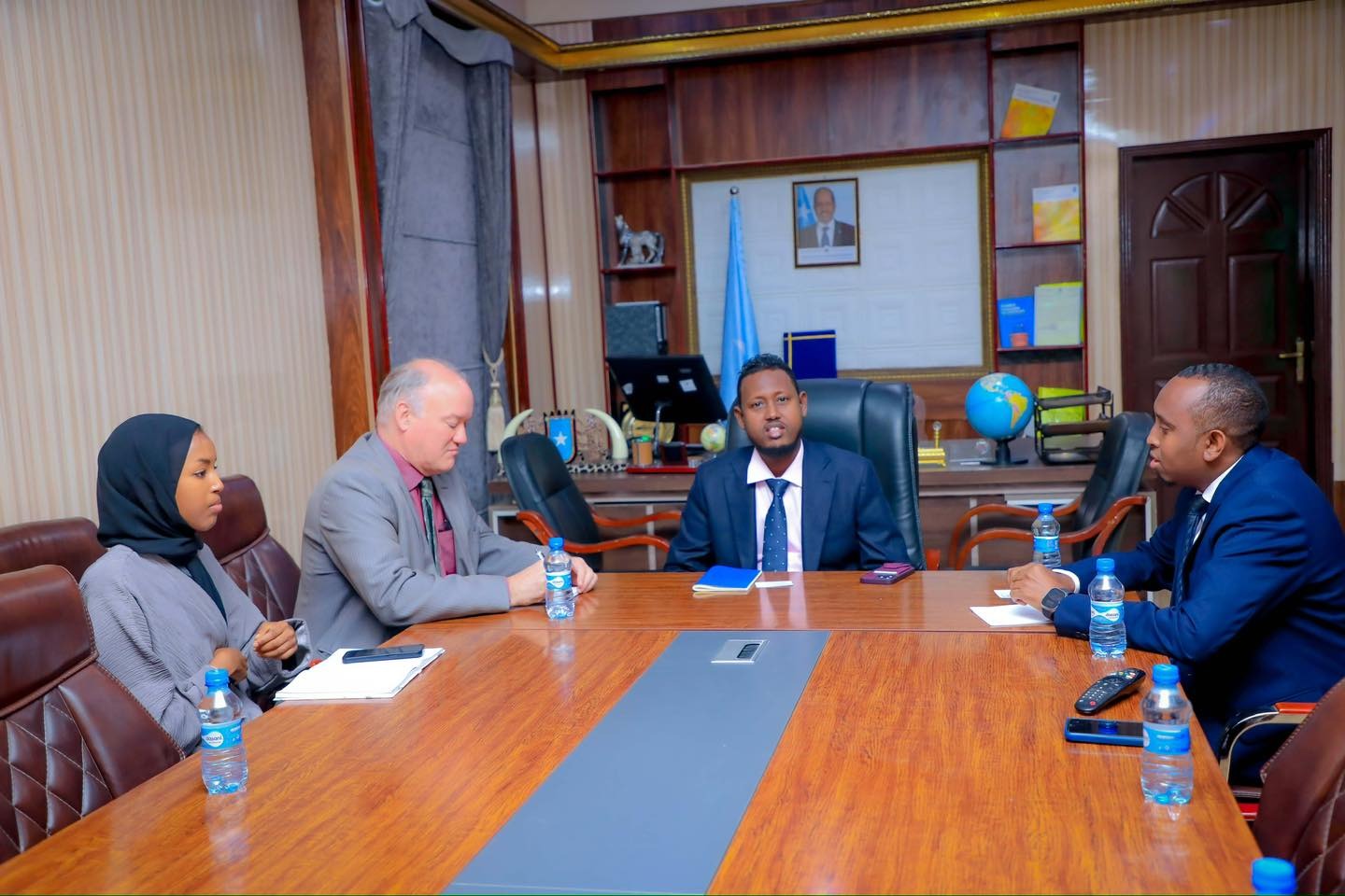 Minister of Labor receives the Chargé d'affaires of the Norwegian embassy in Mogadishu
