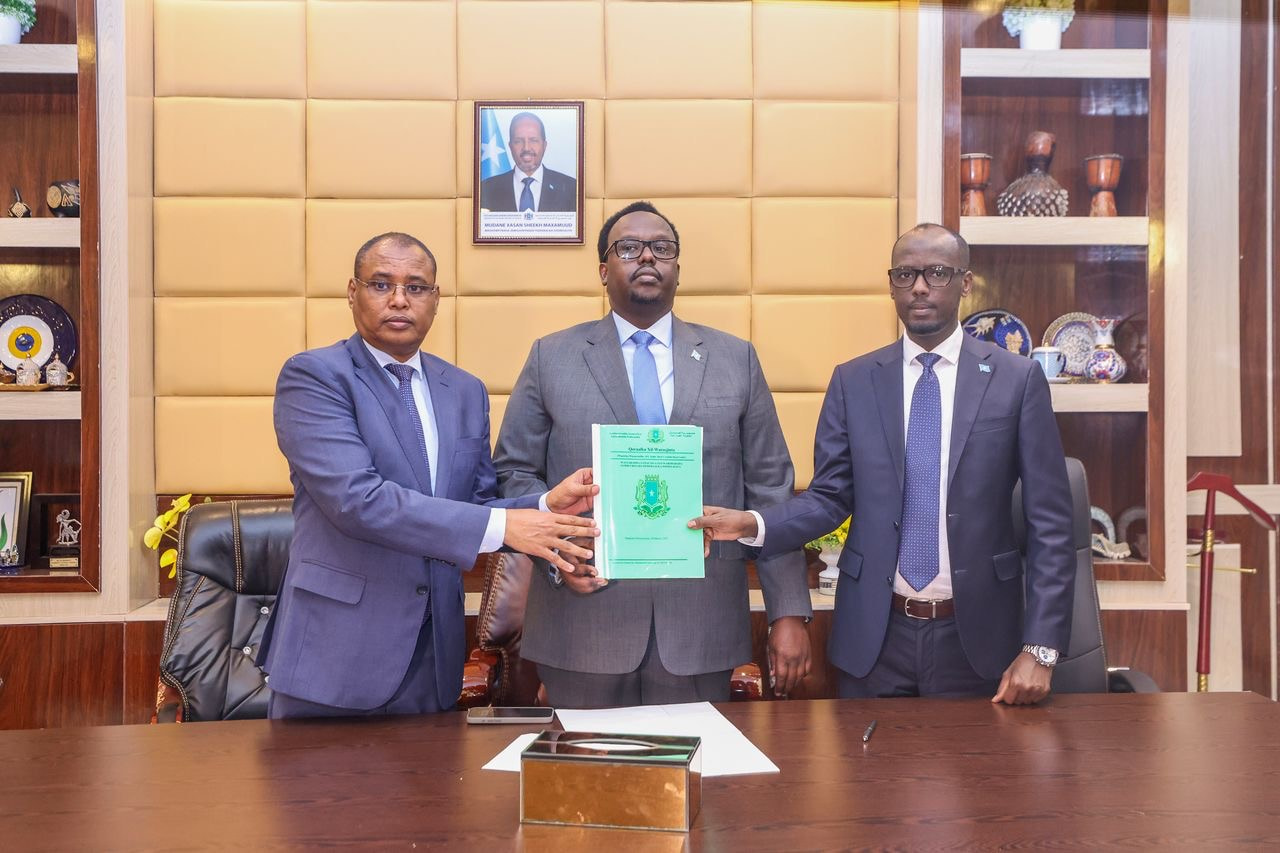 Deputy PM Salah Oversees Handover to New Minister of Commerce and Industry
