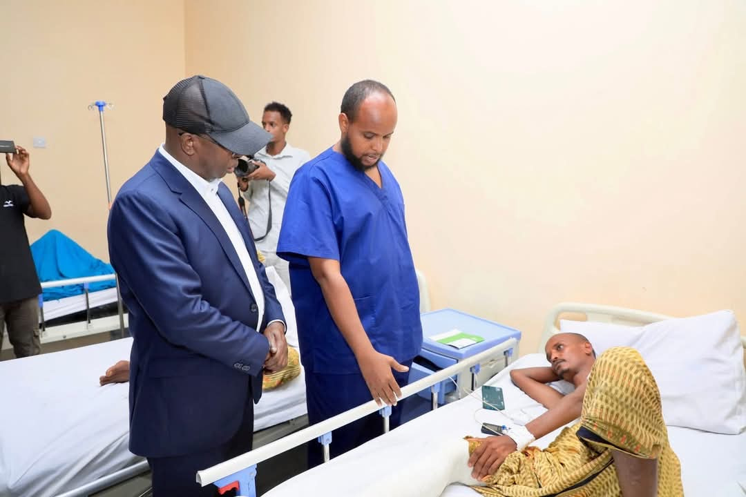 Mayor of Mogadishu Donates Medical Supplies to Military Hospital