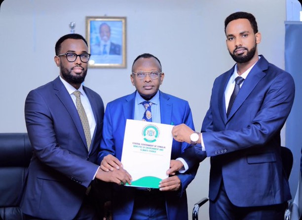 Environment Minister hands over responsibility to new Director General