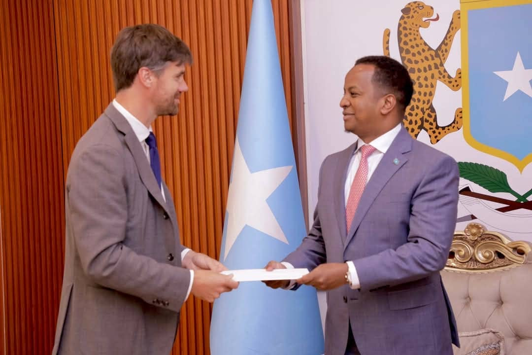 Minister of Foreign Affairs Receives Copy of Credentials from New UK Ambassador