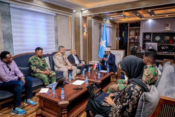 Minister of Defence receives officials from Egypt in Mogadishu