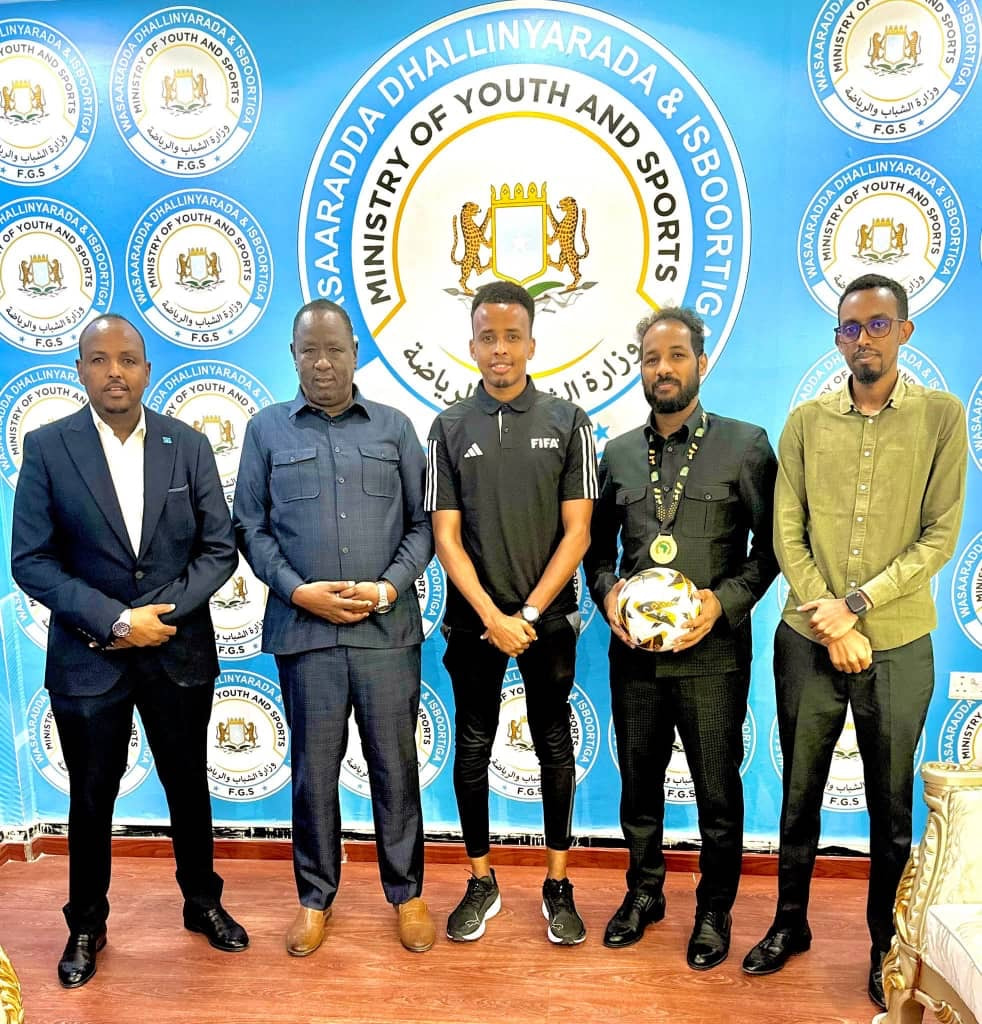 Minister of Youth Receives Omar Abdulqadir Cartan; Renowned Somali Referee