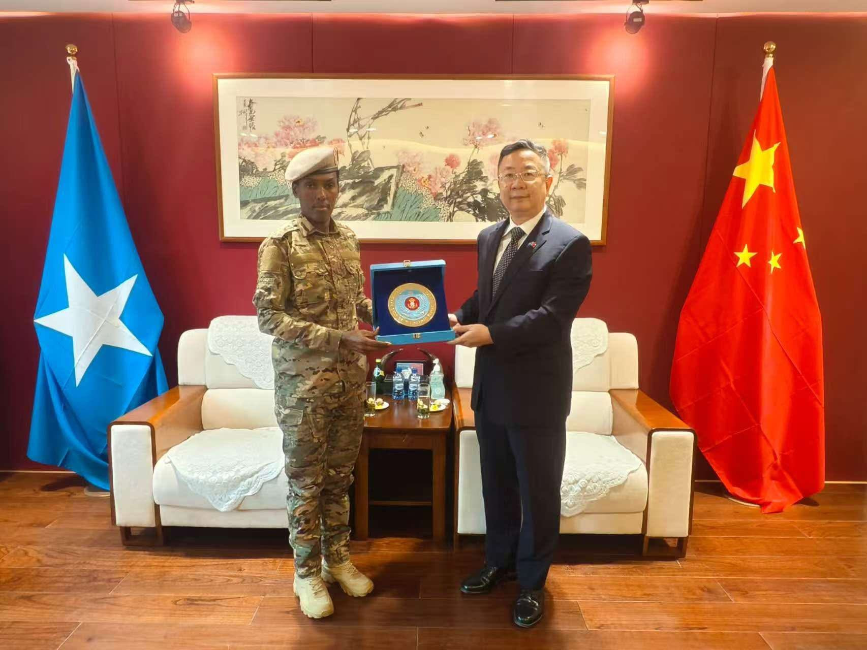 SNA Commander meets Chinese Ambassador in Mogadishu, discusses cooperation in related fields