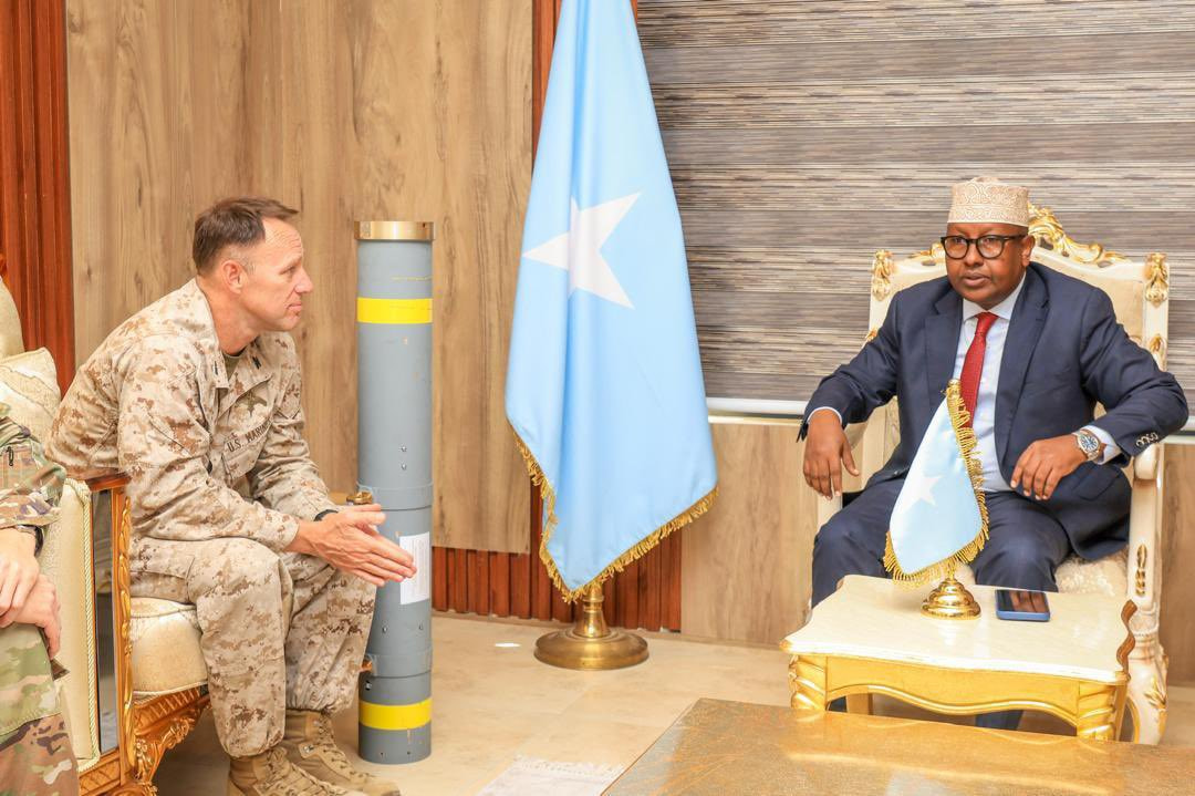 Defence Minister meets outgoing Commander of Joint Special Operations Task Force