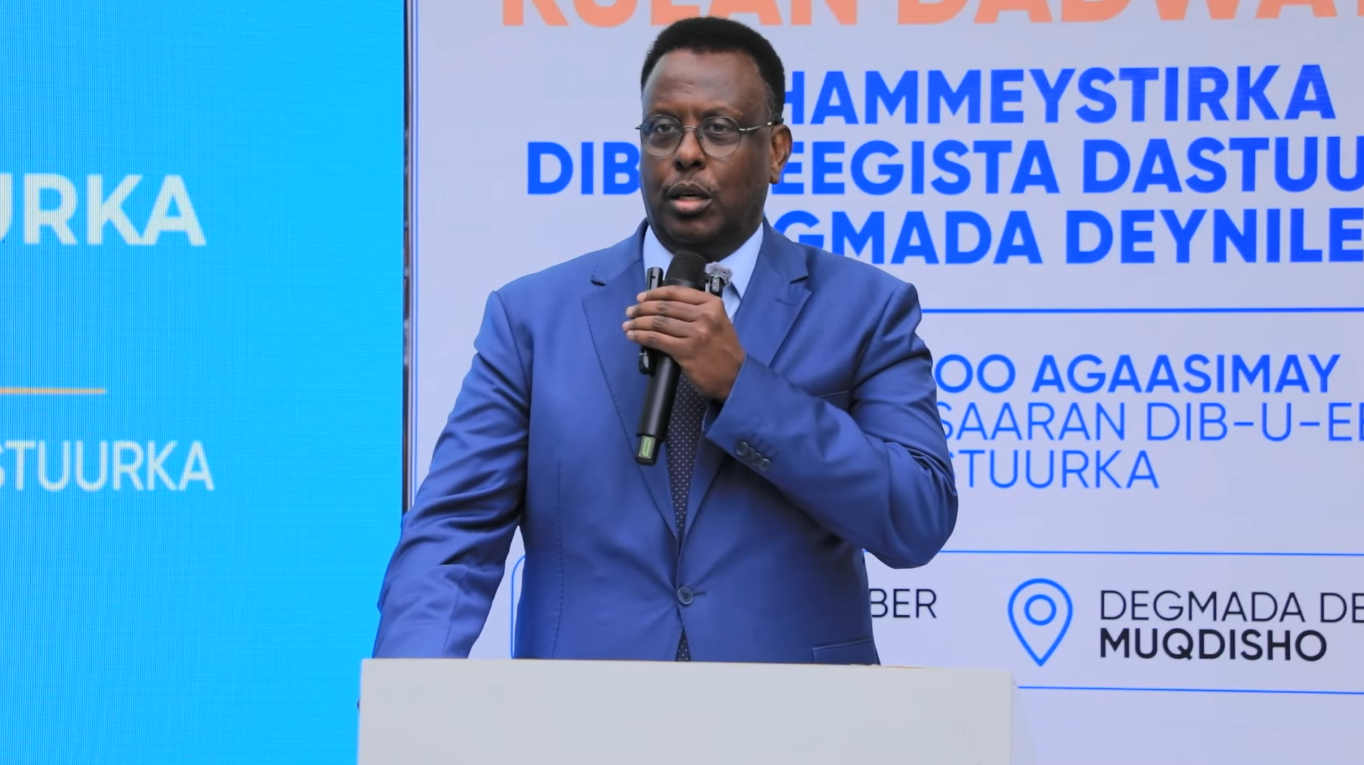 The Minister of Justice and Constitutional Affairs Participates in a Public Meeting to Consult the Dayniile Community on the Country's Constitution