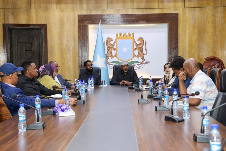 Speaker of the House Meets Constitutional Review Committees on Proposed Amendments