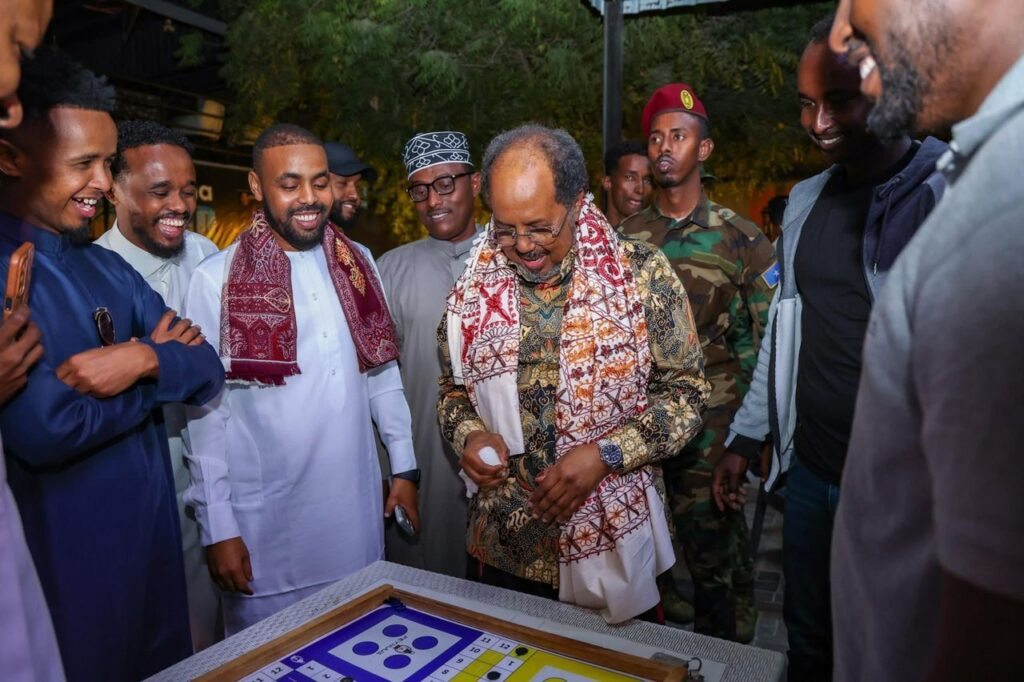 President Hassan Sheikh Mohamud Engages with Youth During Visit to Recreational Area in Mogadishu