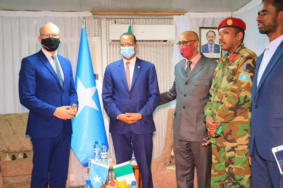 Wasiirka difaaca Soomaaliya oo Muqdisho kusoo dhoweeyay dhiggiisa dalka Ireland+Sawirro