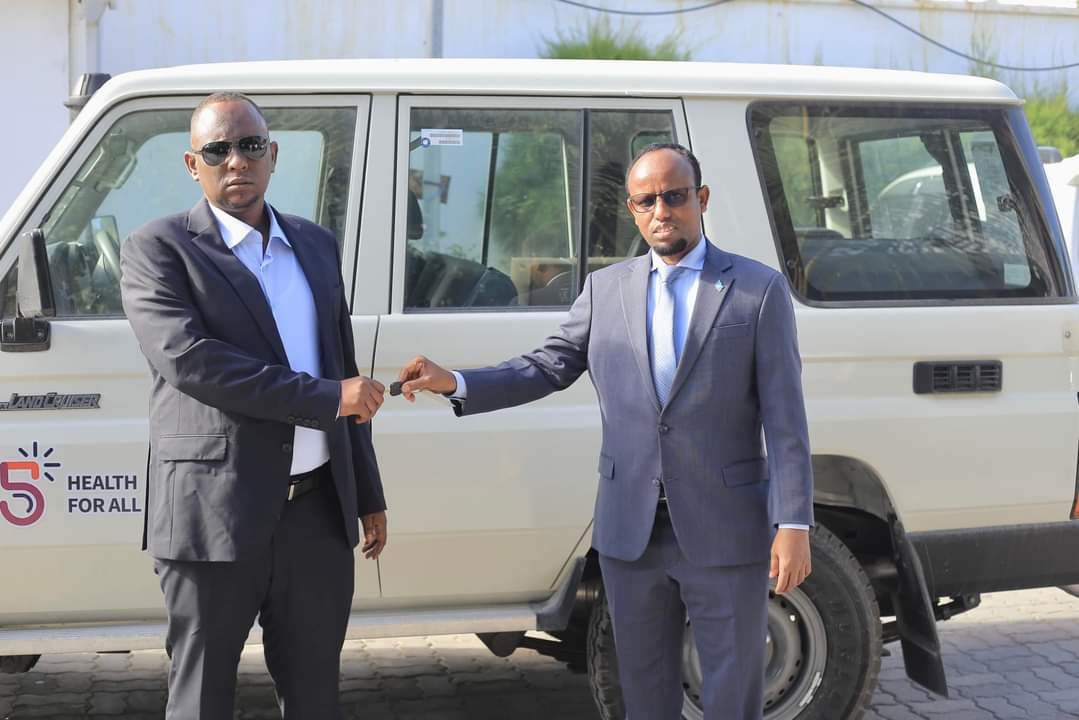 Wasaaradda caafmaadka oo Jubaland iyo Koofur Galbeed ku wareejisay gaadiid loogu talajalay baahinta tallaalka