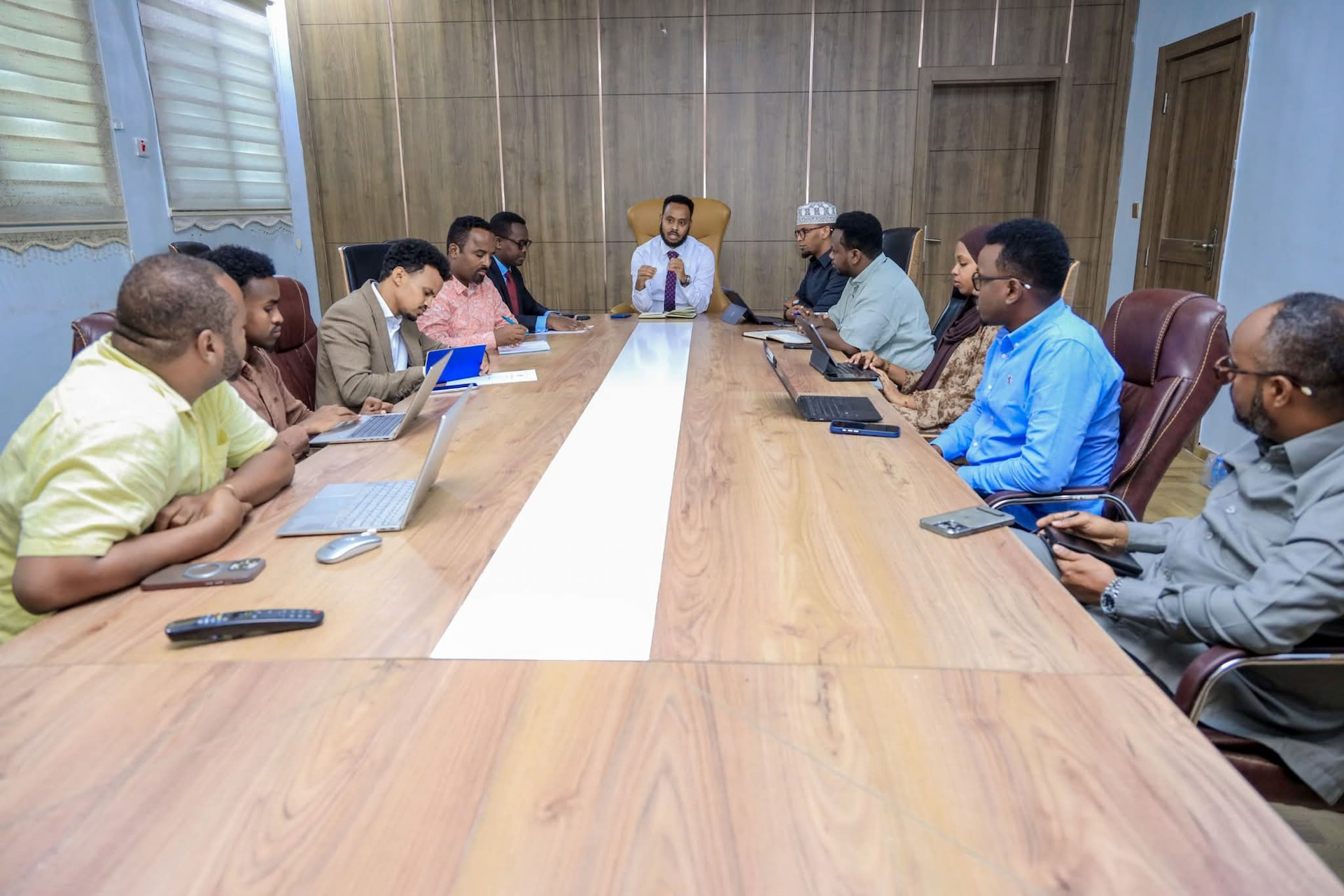 Agaasimaha Wasaaradda Arrimaha Gudaha oo shir guddoomiyay kulan muhiim ah