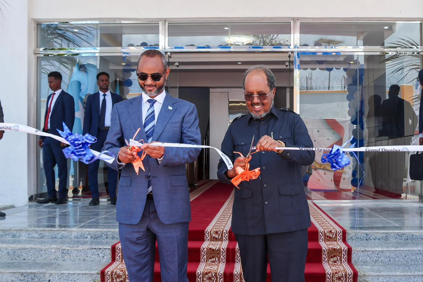 Madaxweyne Xasan Sheekh oo xariga ka jaray dhismaha cusub ee wasaaradda Dekadaha