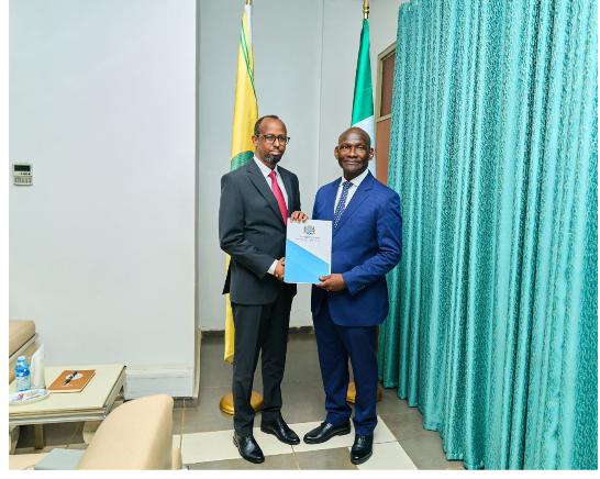 Danjire Mohamed Osman oo waraaqihii aqoonsiga u gudbiyay Dowladda Nigeria