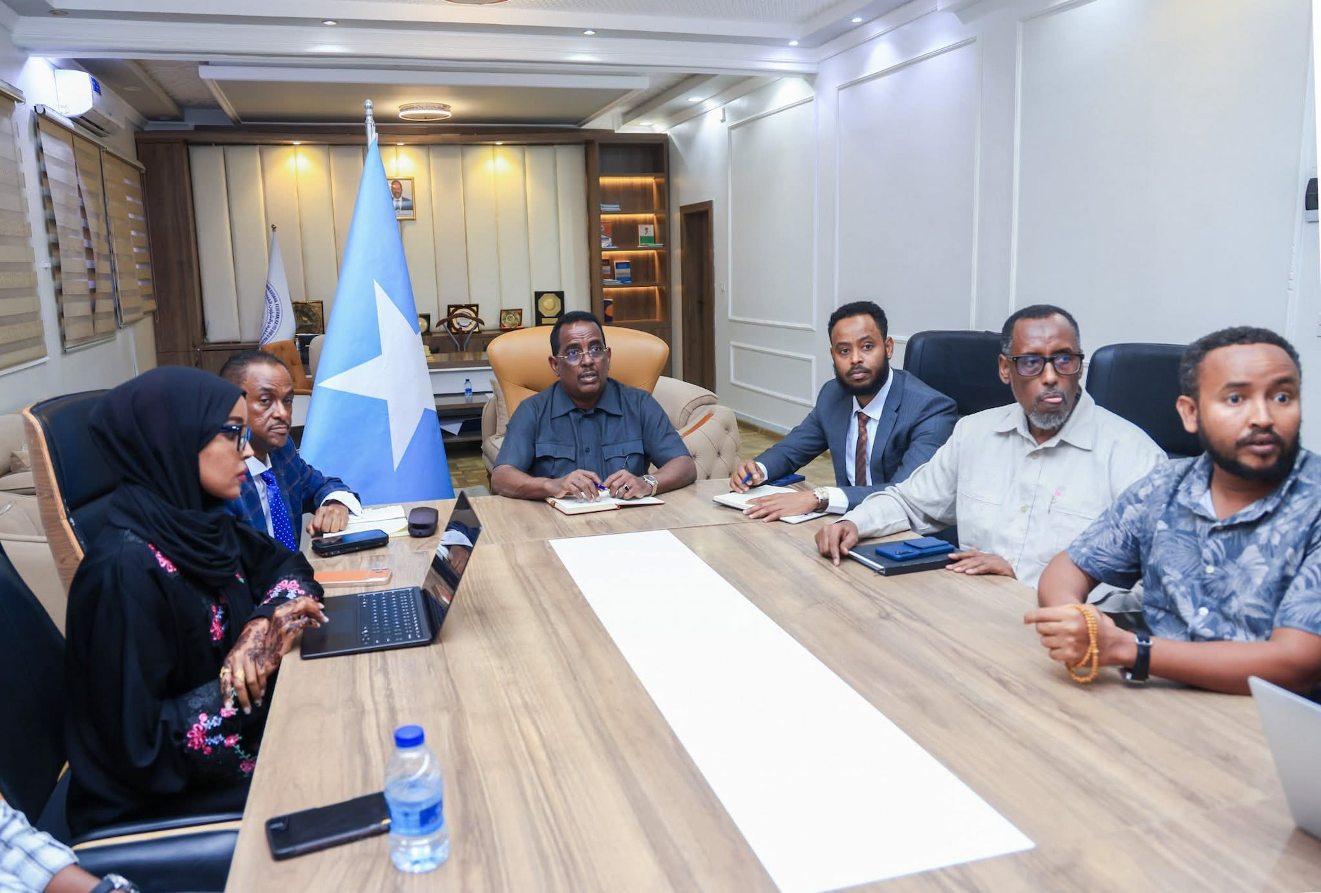 Wasiirka Arrimaha Gudaha oo guddoomiyey kulan looga hadlay Hindisaha Xeerka Maamulka Goleyaasha Degmooyinka